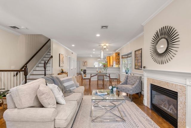 73 Oak Ave 1, Newton, MA 02465