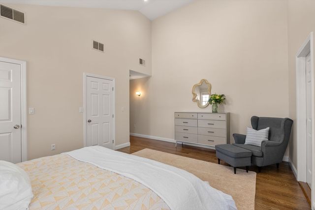 73 Oak Ave 1, Newton, MA 02465