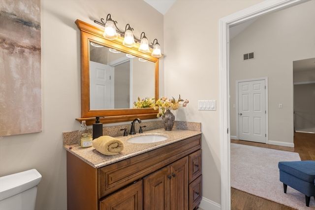 73 Oak Ave 1, Newton, MA 02465