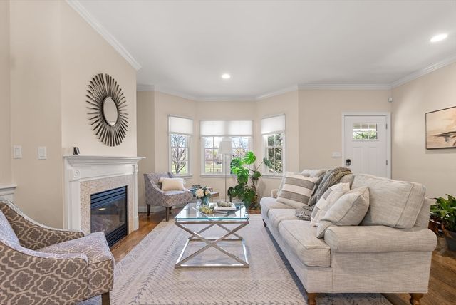 73 Oak Ave 1, Newton, MA 02465