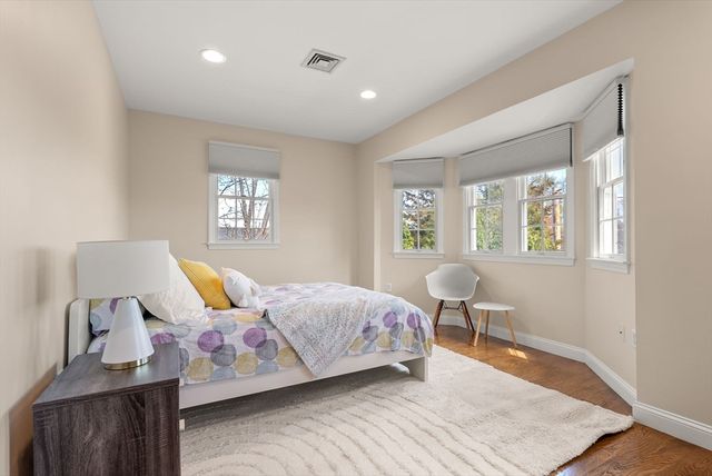 73 Oak Ave 1, Newton, MA 02465