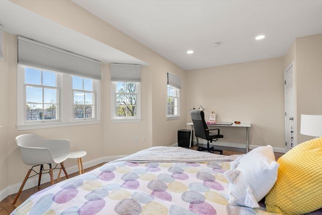 73 Oak Ave 1, Newton, MA 02465