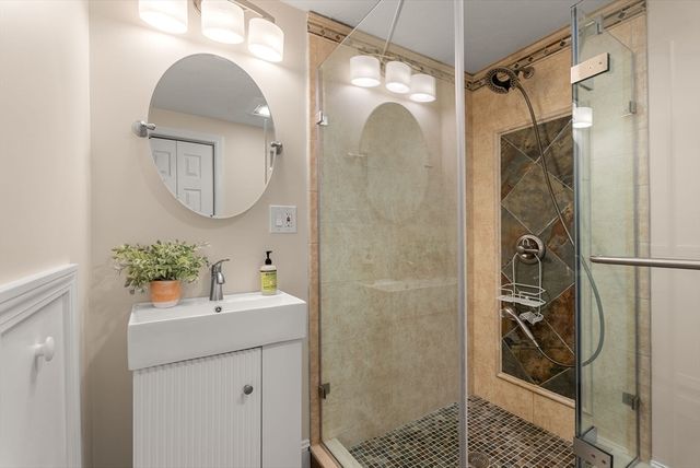 73 Oak Ave 1, Newton, MA 02465