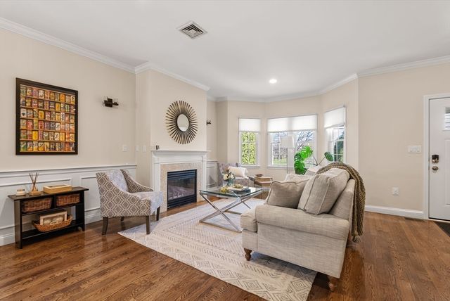 73 Oak Ave 1, Newton, MA 02465