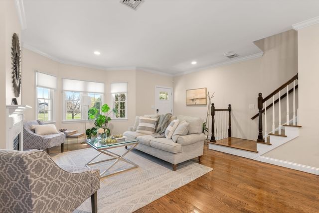 73 Oak Ave 1, Newton, MA 02465