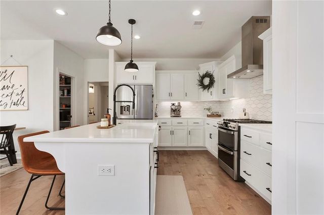 601 SW Meadowood Drive, Grain Valley, MO 64029