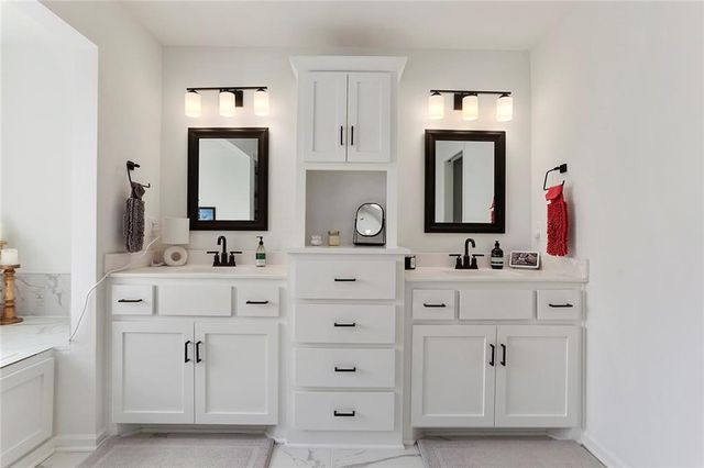 601 SW Meadowood Drive, Grain Valley, MO 64029