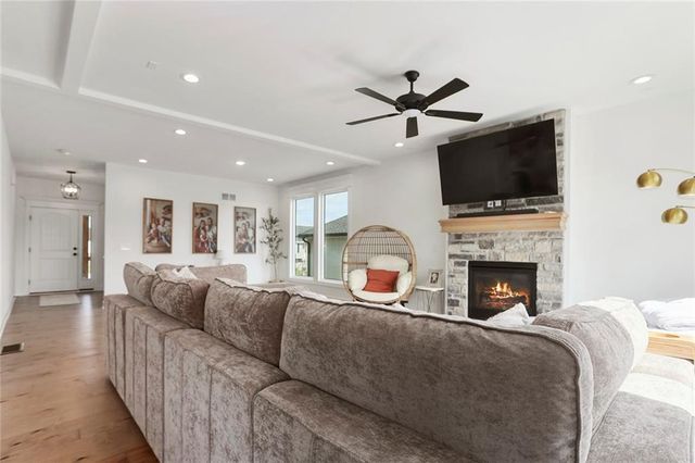 601 SW Meadowood Drive, Grain Valley, MO 64029