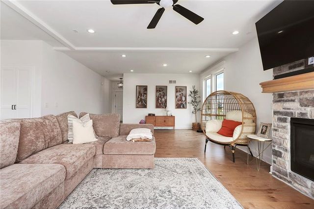 601 SW Meadowood Drive, Grain Valley, MO 64029