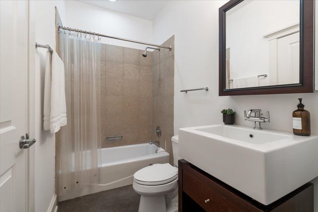 800 W Cornelia Avenue 407, Chicago, IL 60657