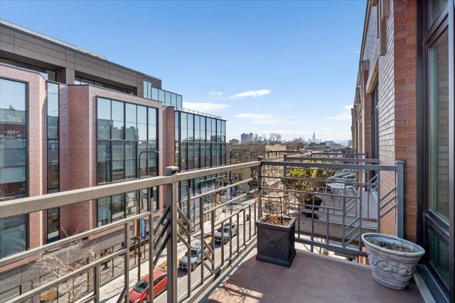 800 W Cornelia Avenue 407, Chicago, IL 60657