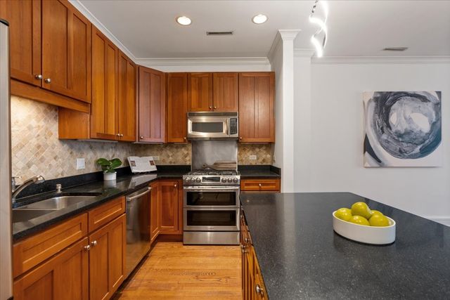 800 W Cornelia Avenue 407, Chicago, IL 60657