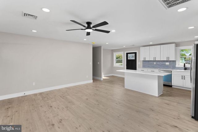30 ORANGEWOOD DR, Levittown, PA 19057