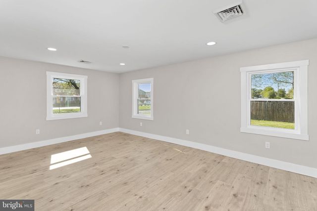 30 ORANGEWOOD DR, Levittown, PA 19057