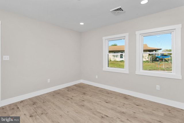 30 ORANGEWOOD DR, Levittown, PA 19057