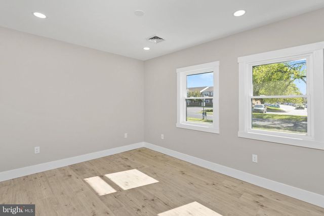 30 ORANGEWOOD DR, Levittown, PA 19057