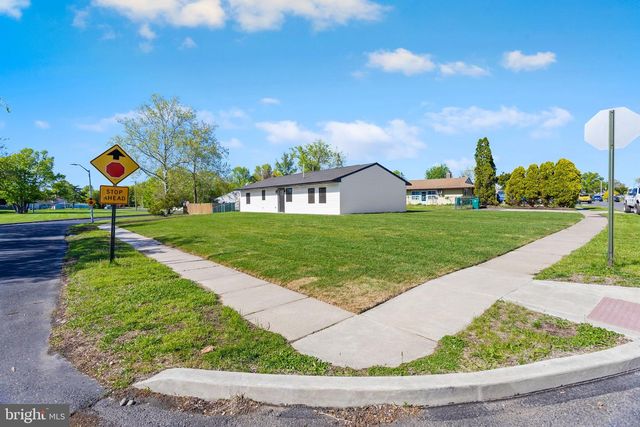30 ORANGEWOOD DR, Levittown, PA 19057