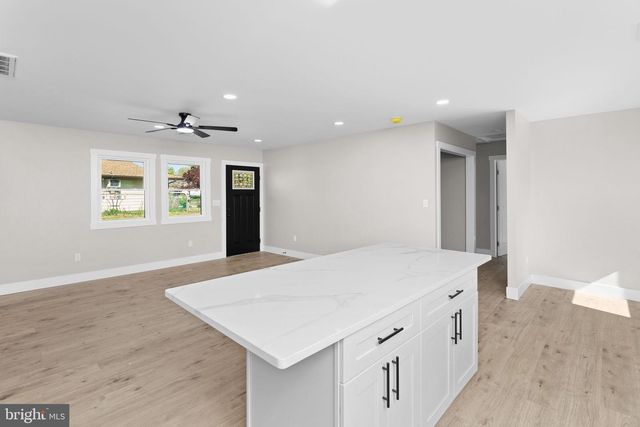 30 ORANGEWOOD DR, Levittown, PA 19057