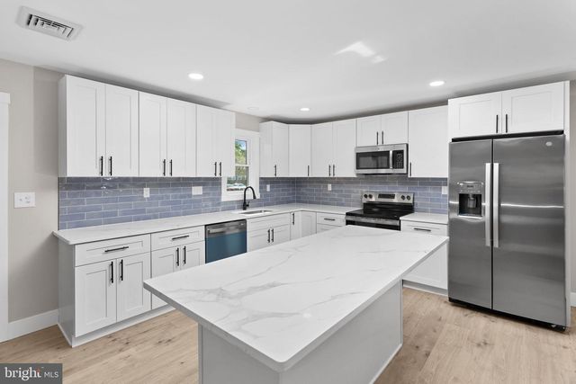 30 ORANGEWOOD DR, Levittown, PA 19057