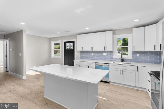 30 ORANGEWOOD DR, Levittown, PA 19057