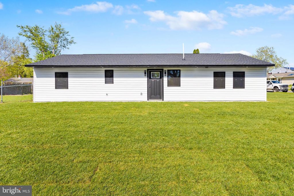 30 ORANGEWOOD DR, Levittown, PA 19057