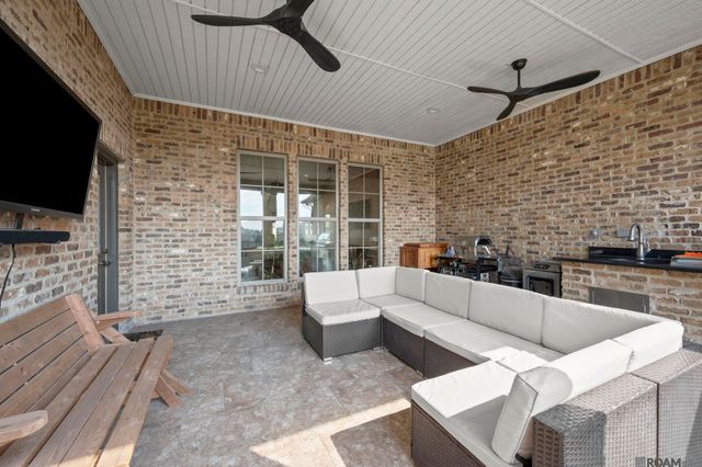6447 Coushatta Dr, Gonzales, LA 70737