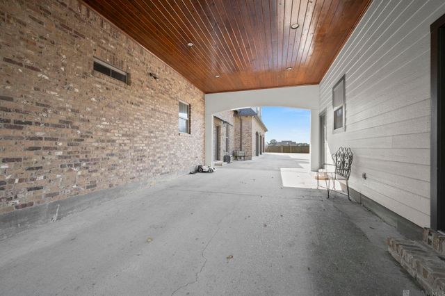 6447 Coushatta Dr, Gonzales, LA 70737