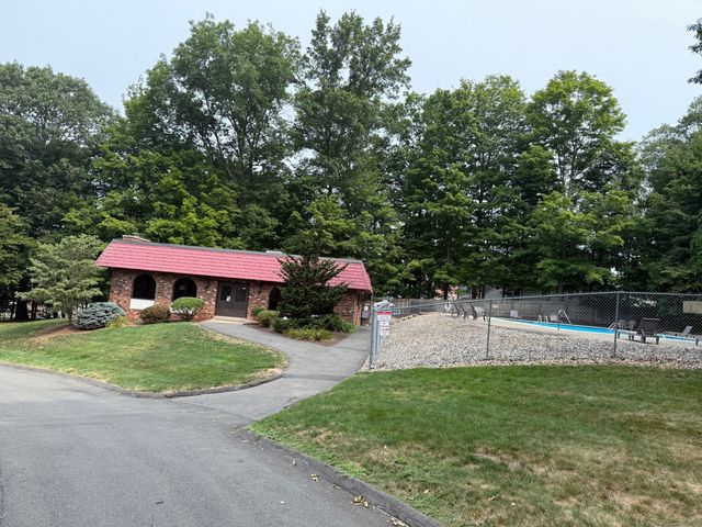 31 Woodsedge Drive APT 1C, Newington, CT 06111