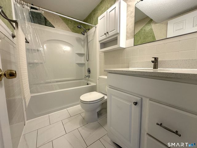 31 Woodsedge Drive APT 1C, Newington, CT 06111