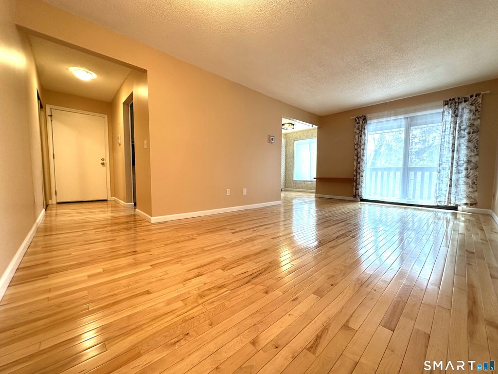 31 Woodsedge Drive APT 1C, Newington, CT 06111