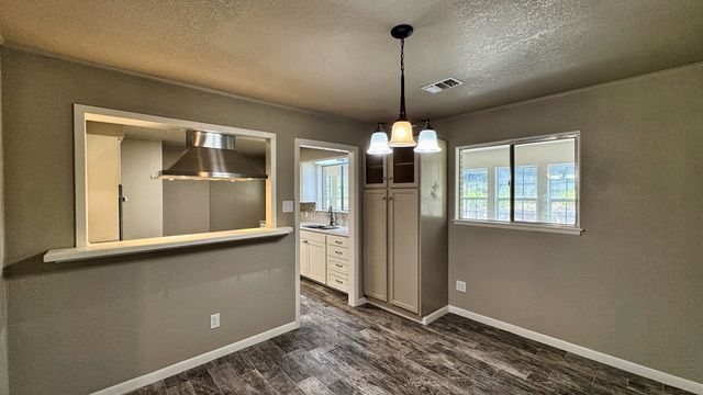 241 W Doris Dr, Kerrville, TX 78028