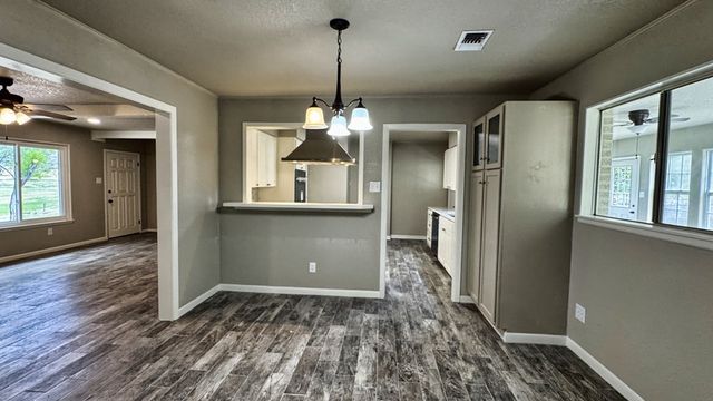 241 W Doris Dr, Kerrville, TX 78028