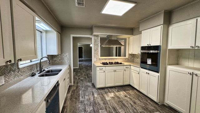 241 W Doris Dr, Kerrville, TX 78028