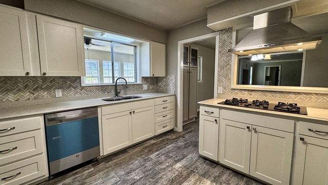 241 W Doris Dr, Kerrville, TX 78028