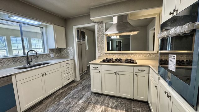 241 W Doris Dr, Kerrville, TX 78028