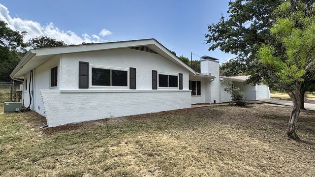 241 W Doris Dr, Kerrville, TX 78028