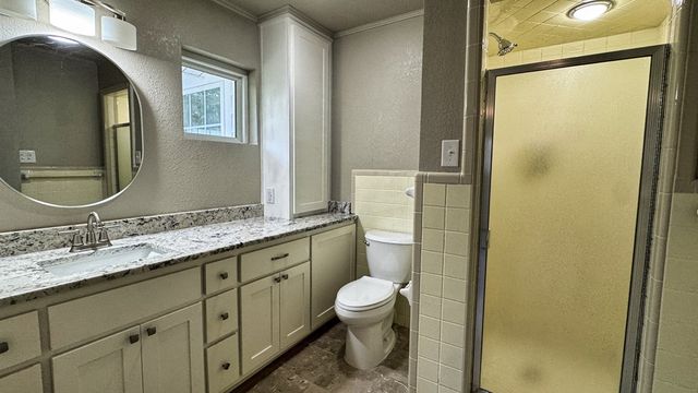241 W Doris Dr, Kerrville, TX 78028