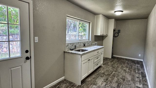 241 W Doris Dr, Kerrville, TX 78028