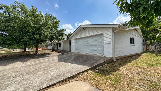241 W Doris Dr, Kerrville, TX 78028