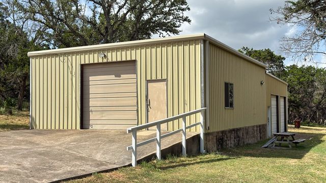 241 W Doris Dr, Kerrville, TX 78028