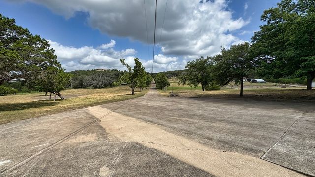 241 W Doris Dr, Kerrville, TX 78028