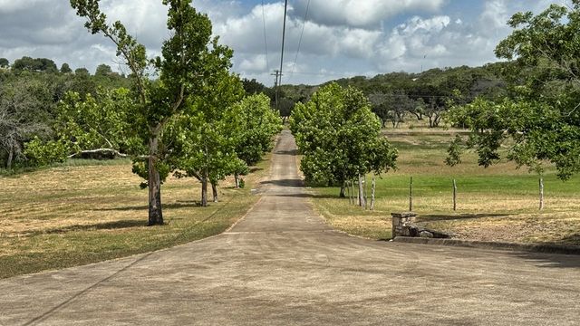 241 W Doris Dr, Kerrville, TX 78028