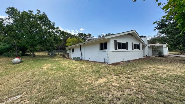 241 W Doris Dr, Kerrville, TX 78028