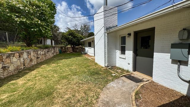 241 W Doris Dr, Kerrville, TX 78028