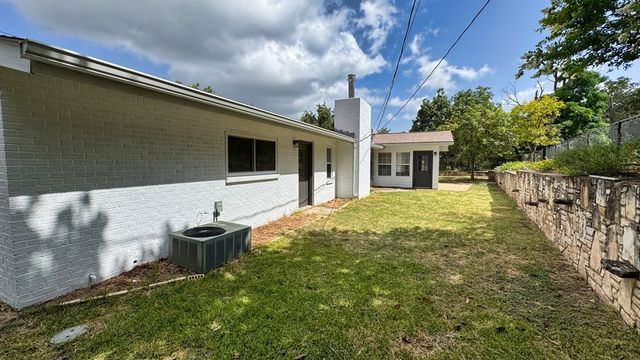 241 W Doris Dr, Kerrville, TX 78028