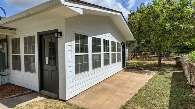 241 W Doris Dr, Kerrville, TX 78028