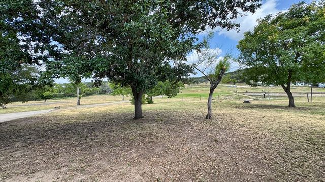 241 W Doris Dr, Kerrville, TX 78028
