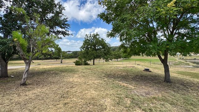241 W Doris Dr, Kerrville, TX 78028
