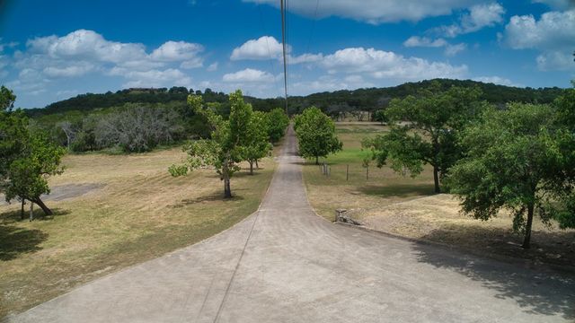 241 W Doris Dr, Kerrville, TX 78028