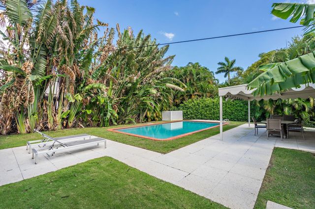 157 Worth Court N, West Palm Beach, FL 33405